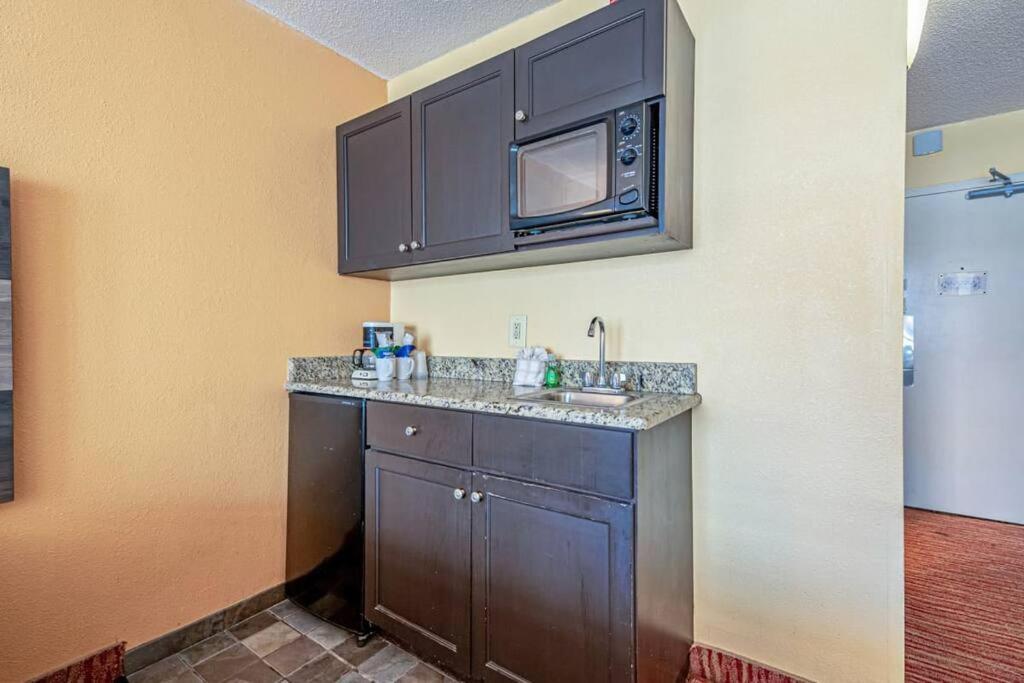 Remodeled Condo, Waterpark View At Landmark Resort マートルビーチ エクステリア 写真